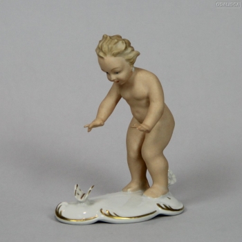 FIGURA DE NIÑO CON MARIPOSA. PORCELANA DE BAVARIA. GERORD PORZELLAN. - Alemania.